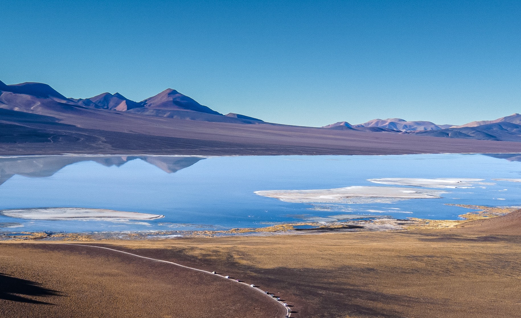 Laguna Brava y montañas reflejadas en el agua, en la reserva provincial de La Rioja
